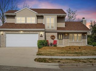 2535 Clarke Crest Dr, Dubuque, IA 52001
