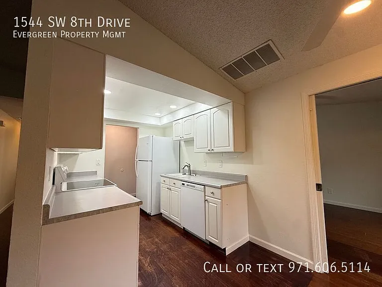 1544 SW 8th Dr — Photo 8