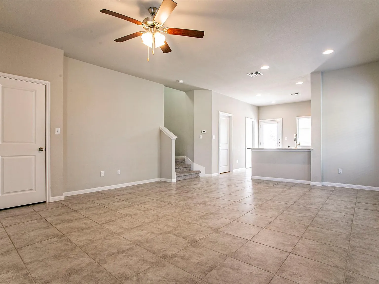 3 bed, 2.5 bath, 1336 sqft, $1,900 — Photo 4