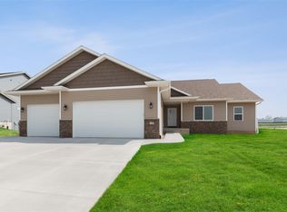 1408 Cardinal Dr, Fairfax, IA 52228