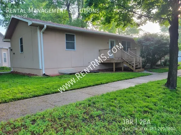 310 6th St, Wamego, KS 66547