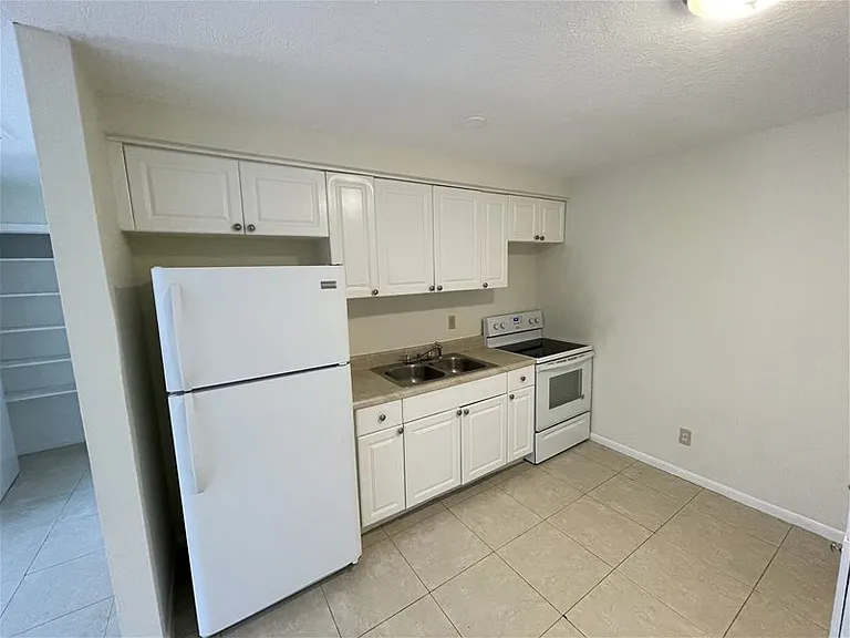 1148 W 28th St #2 — Photo 5