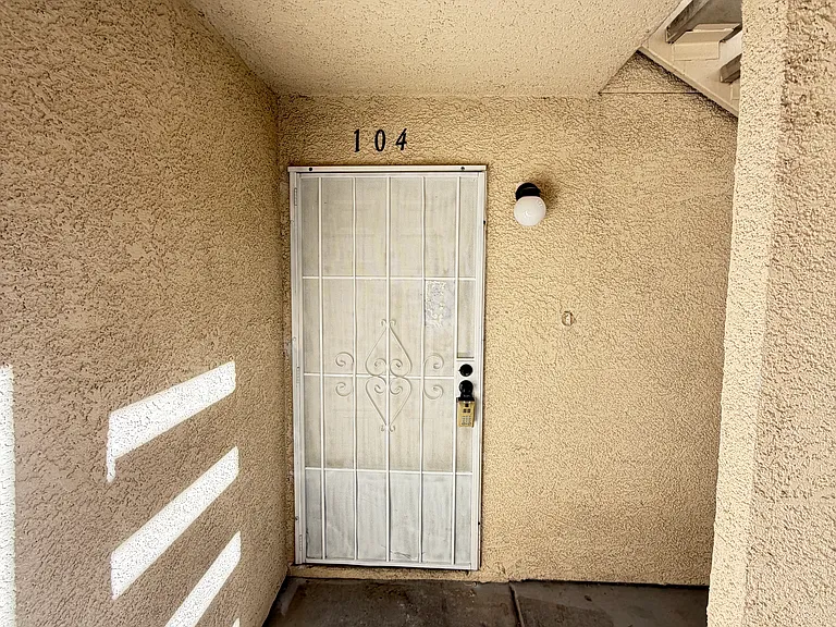960 N Sloan Ln #104 — Photo 2