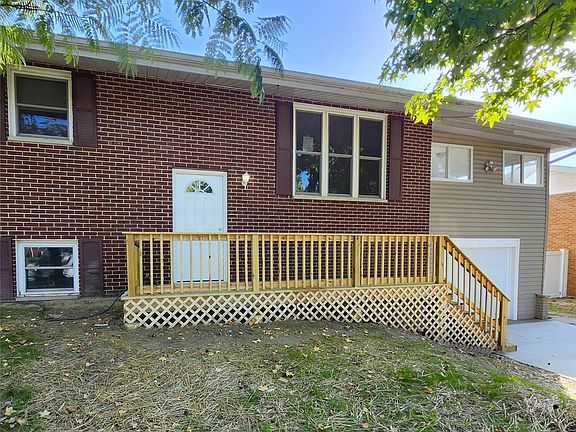 5th image of 18 Fontainebleau Dr