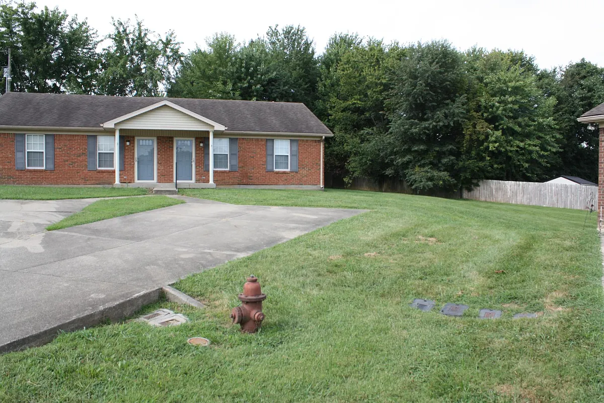 Front yard/driveway - 116 Countryside Dr