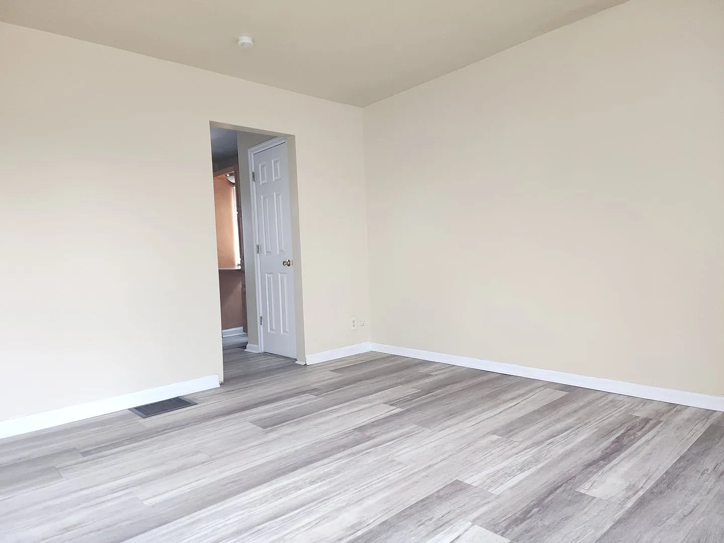 964 South Harris Ave — Photo 4
