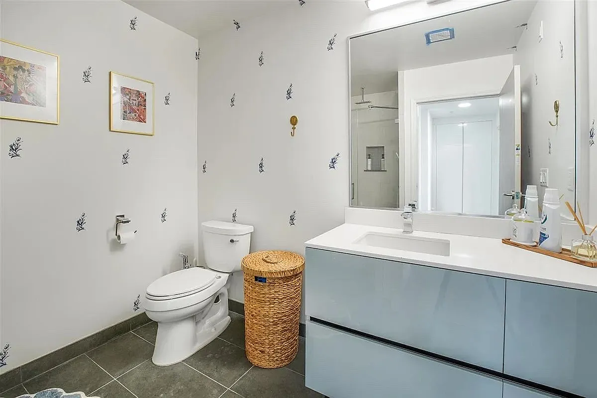 Building Photo - 820 S Wilton Pl #401