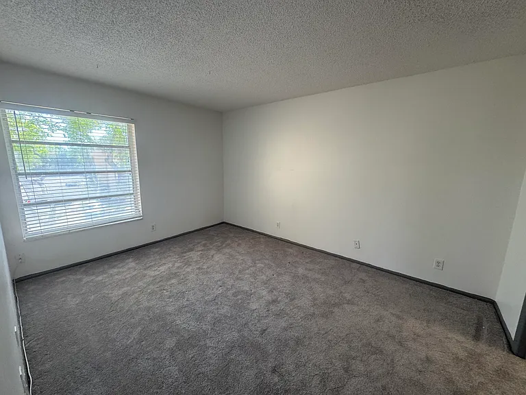 450 NW 20th St — Photo 18