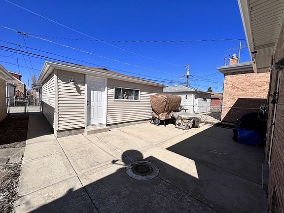 3rd image of 4522 N Oak Park Ave