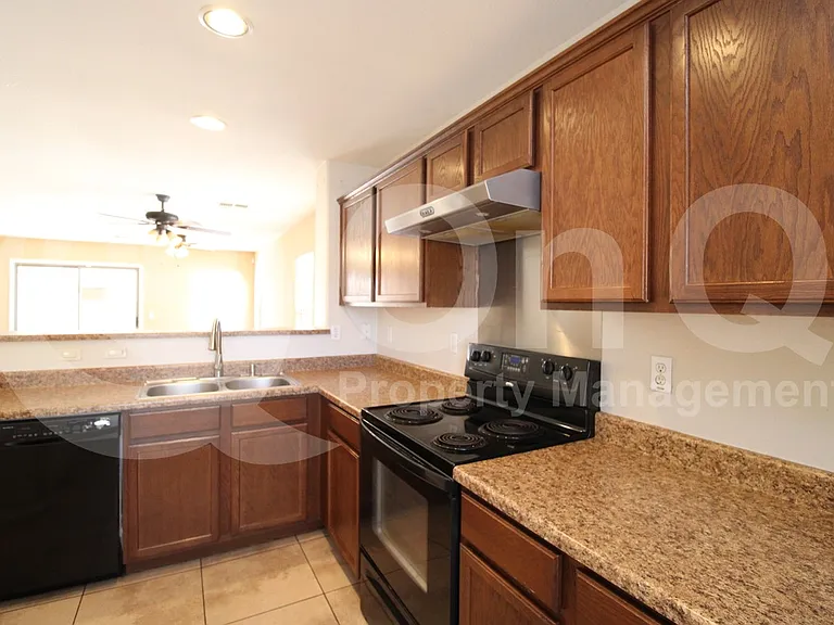 7644 S 64th Ln — Photo 3