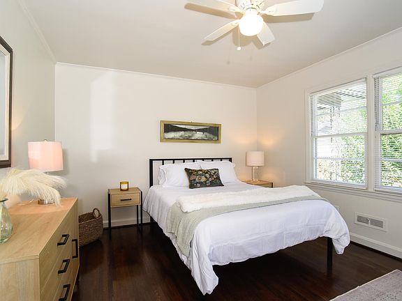 Bedroom 1 - Queen Bed