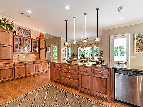4th image of 608 Graystone Ct