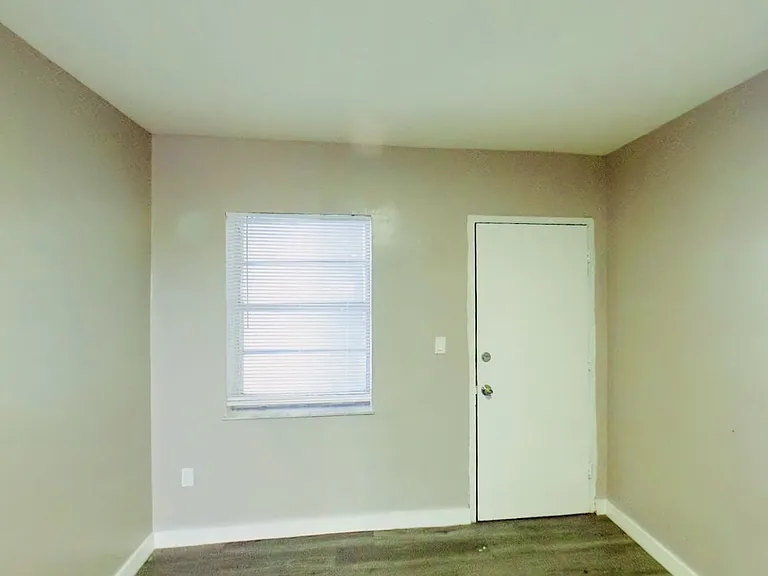 Centrally Located Gated Property Just Outside of Downtown Miami — Photo 22