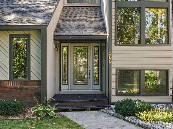 3rd image of 586 Woodside Ln