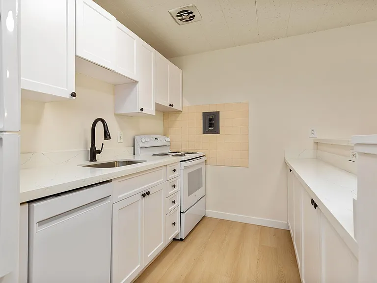 Seasons Apartments — Photo 38
