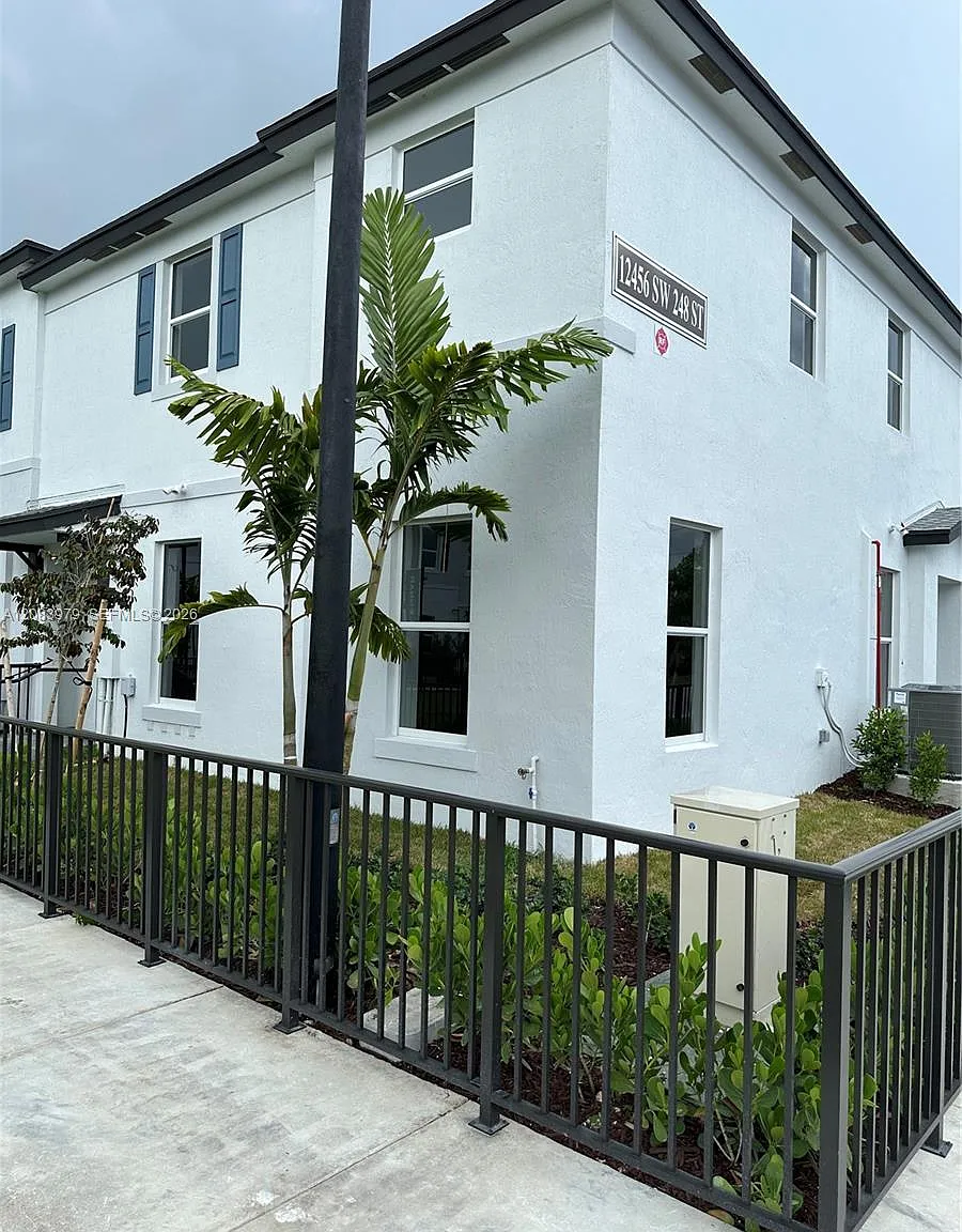 3 bed, 2.5 bath, $3,000 — Photo 2