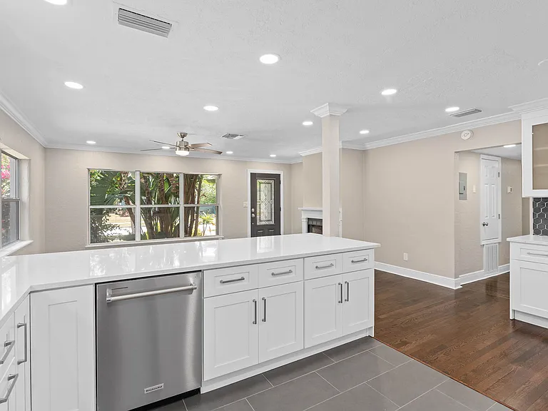 400 E Grant St — Photo 13