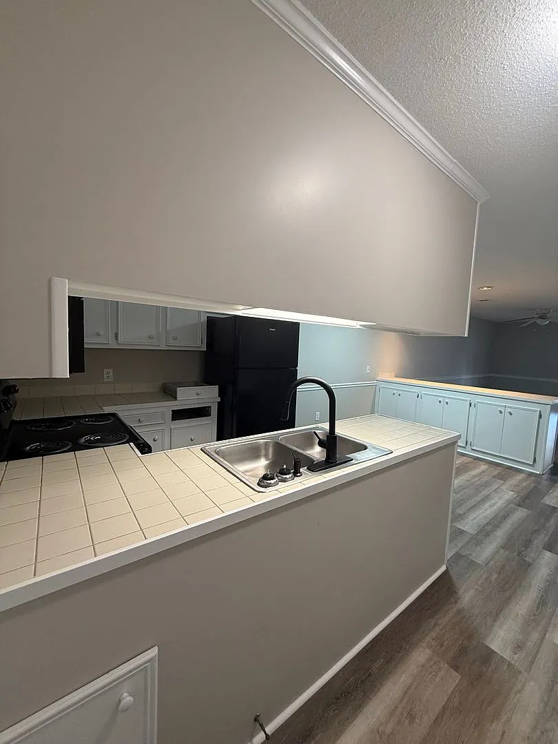 Stonehenge Apartments — Photo 4