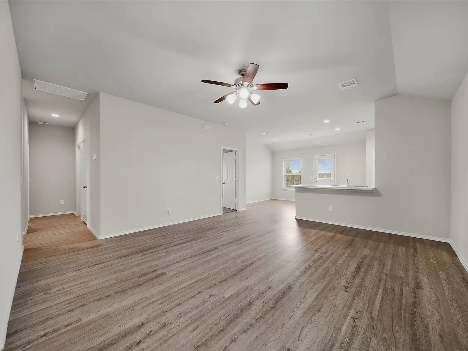 3 bed, 2.0 bath, 1308 sqft, $2,000 — Photo 2