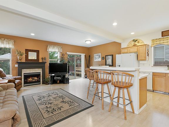 Family/Kitchen w/island