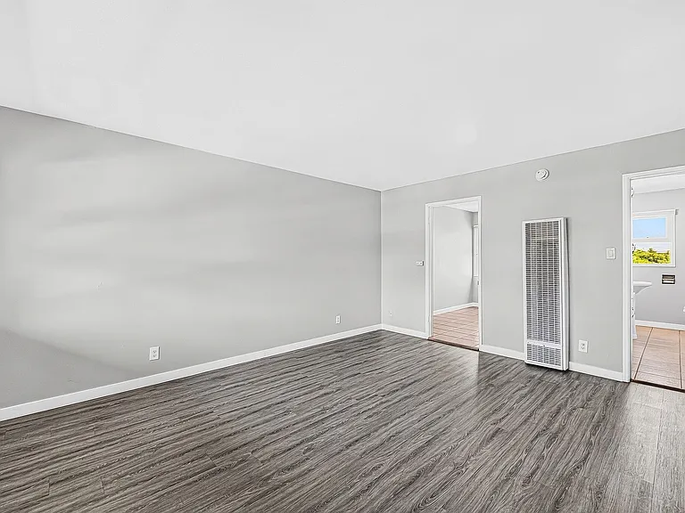 445 W 15th St — Photo 26