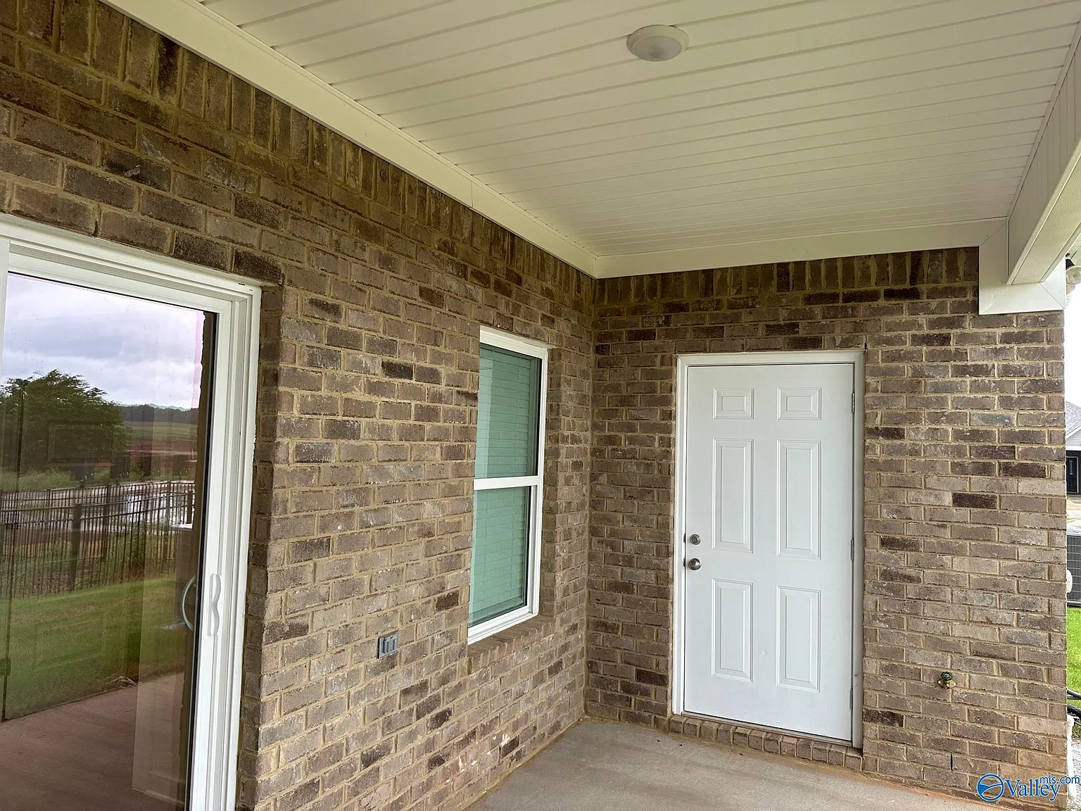 3 bed, 3.0 bath, 1446 sqft, $1,650 — Photo 2
