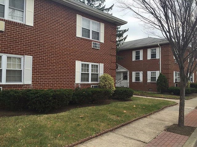 2nd image of 560 Lakeville Rd APT 2D