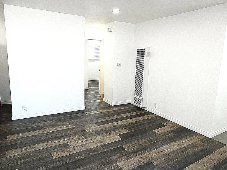 669 N Grand Ave #4 — Photo 3