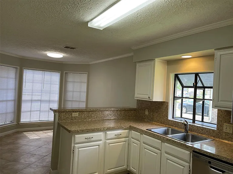 3118 Redcliff Dr — Photo 3