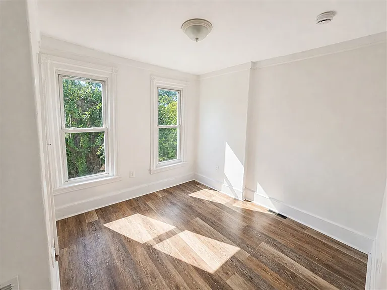 2238 N Pine St — Photo 16