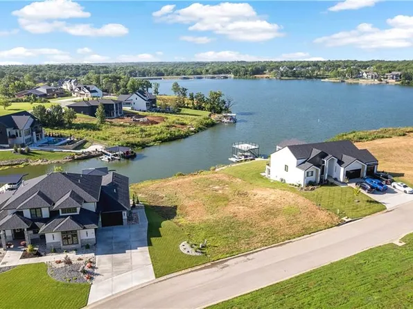 18 Checotah Bluffs Cir, Greenwood, MO 64034