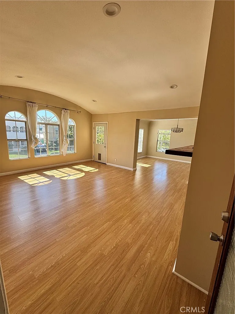 1046 S Citrus Ave — Photo 4