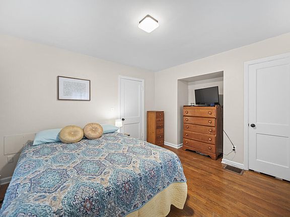 5th image of 409 McKell St