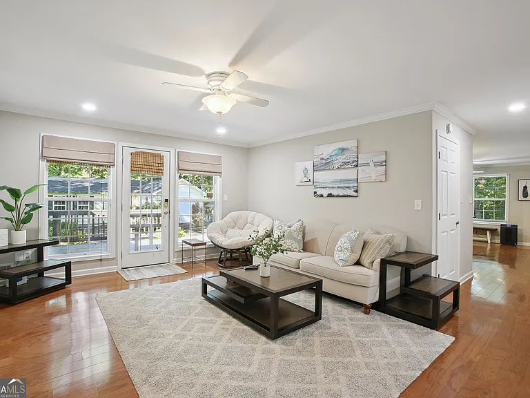 102 Hickory Dr — Photo 2