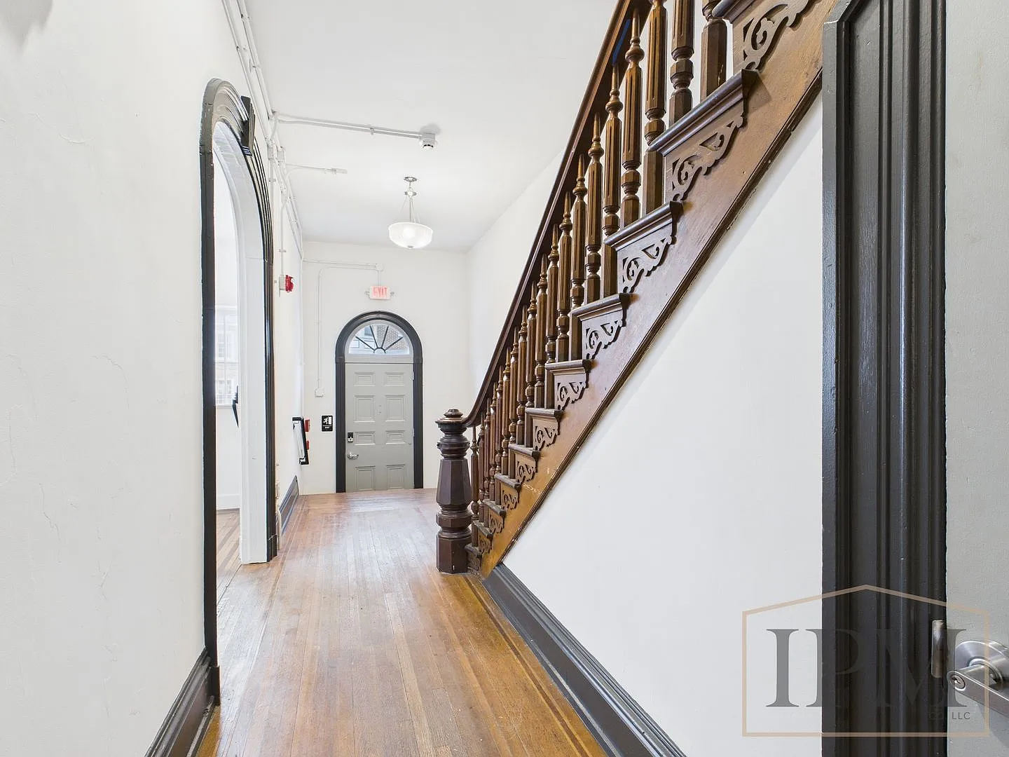 325 W Market St — Photo 2