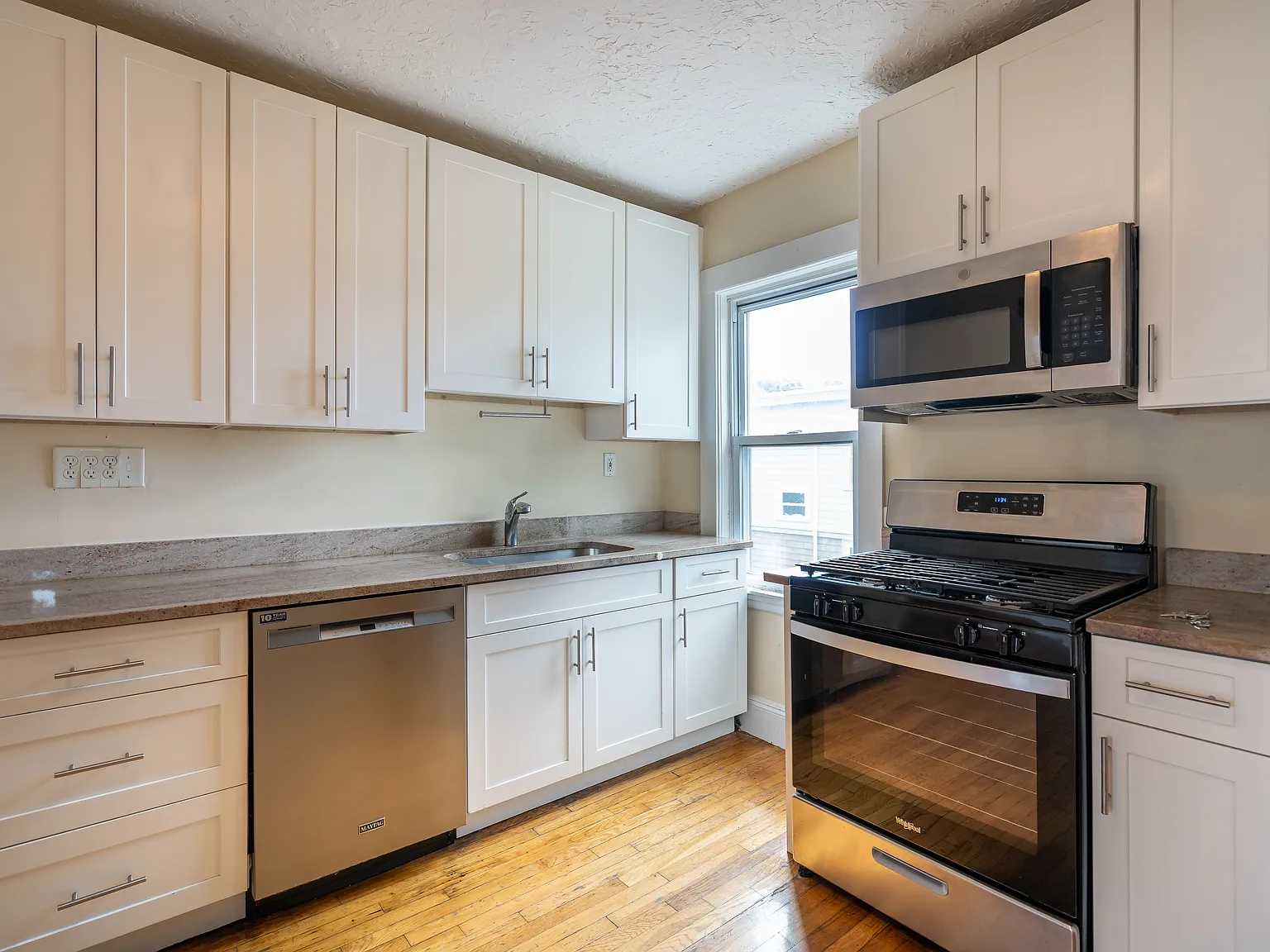 4 bed, 1136 sqft, $3,400 — Photo 4