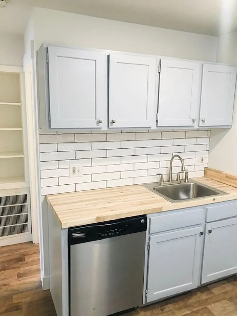 New stainless steel appliances, Beautifully remodeled condo in Centerville — Photo 1
