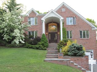 77 Woodedge Rd, Manhasset, NY 11030