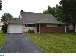 18 Hilltop Rd, Levittown, PA 19056