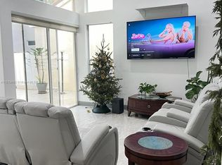 1120 Papaya St, Hollywood, FL 33019