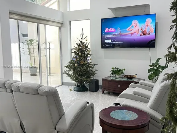 1120 Papaya St, Hollywood, FL 33019