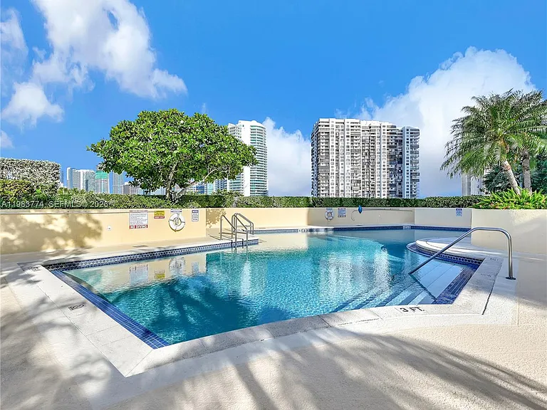 2475 Brickell Ave — Photo 9