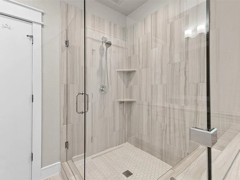 2511 Des Chaumes St — Photo 14