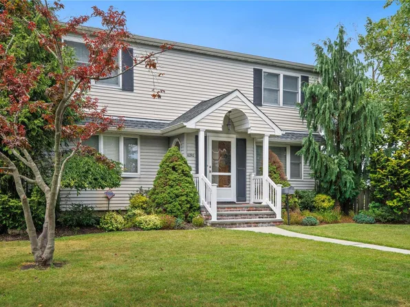 1090 Michael Pl, Seaford, NY 11783