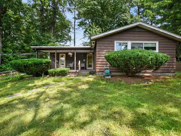 95 Fletcher Rd, Bedford, MA 01730