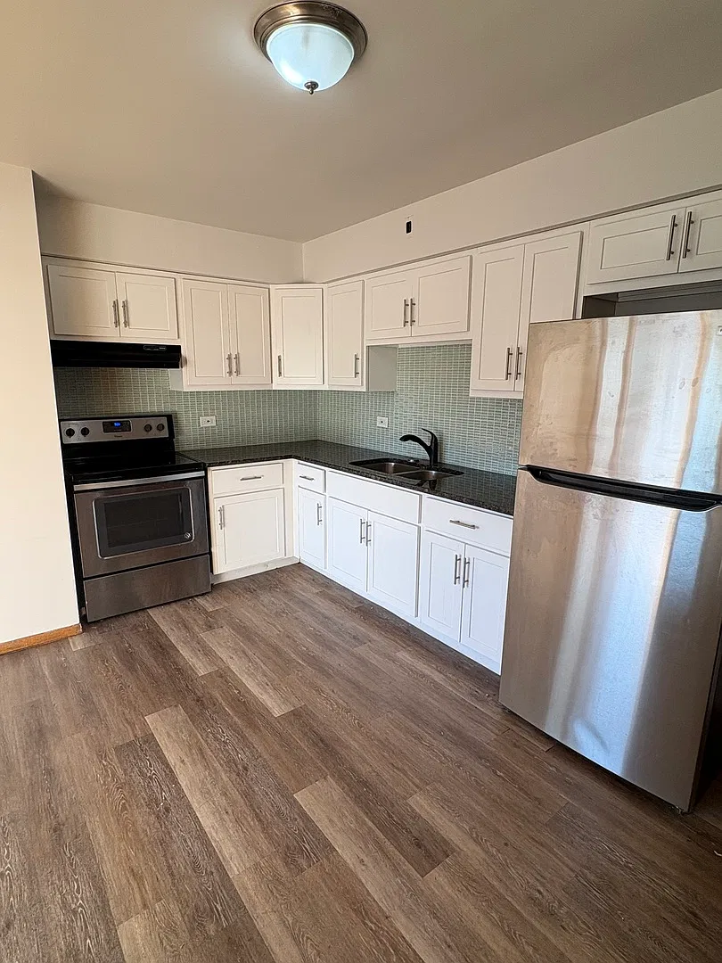 420 Beach Ave — Photo 3