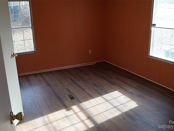 5th image of 632 E 1st St