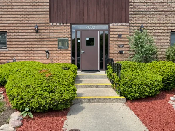 8000 Archer Ave APT A202, Willow Springs, IL 60480