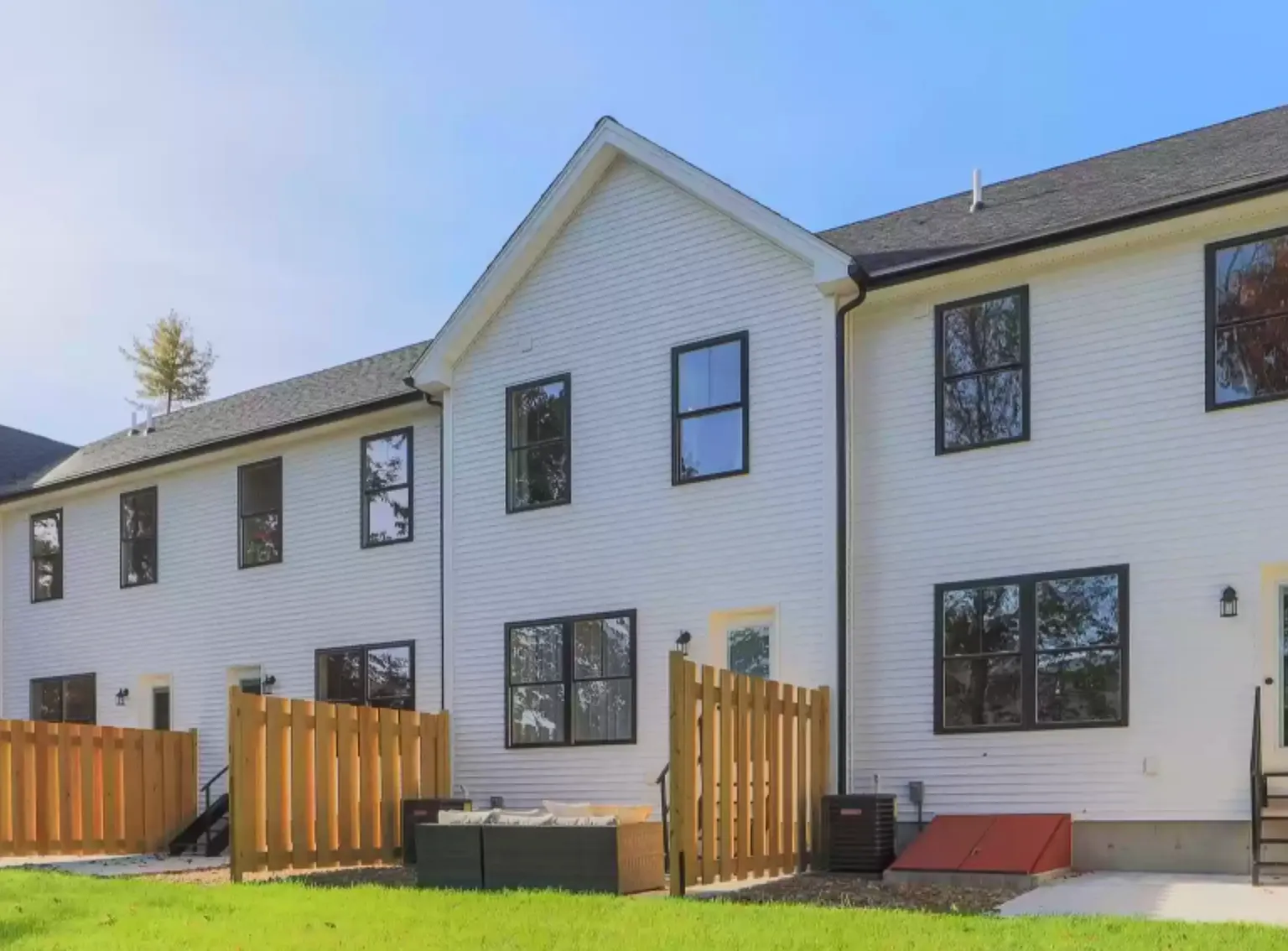 2 bed, 1.5 bath, 1296 sqft, $2,750 — Photo 2