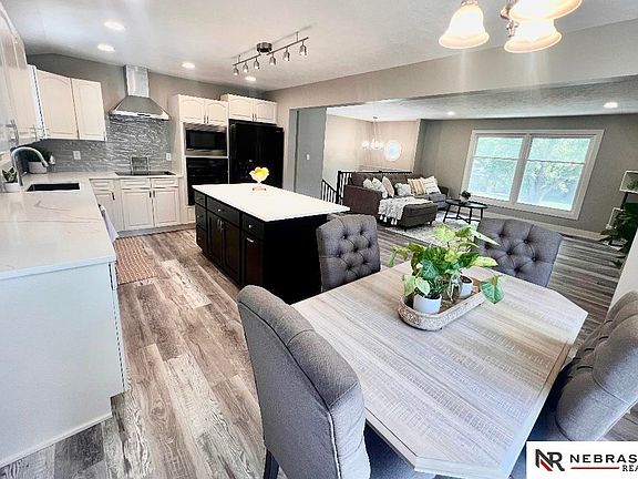 3rd image of 411 Teakwood Dr
